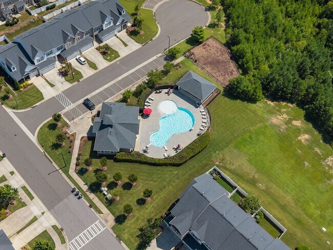 Building Photo - Gorgeous and Spacious 3 Bedroom Townhome, ...