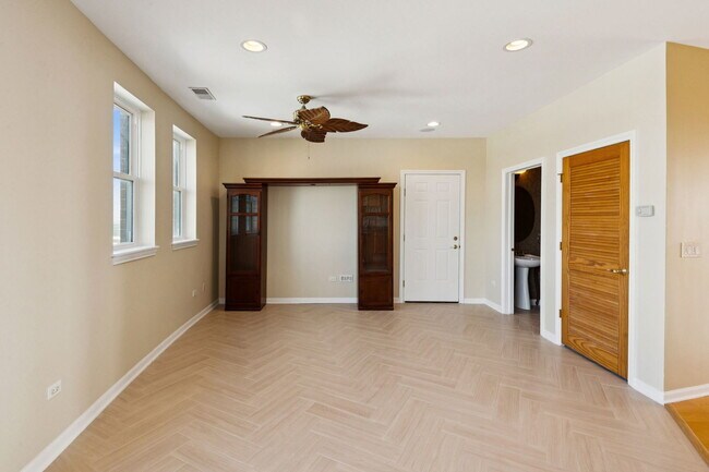 Building Photo - 7748 N Sheridan Rd