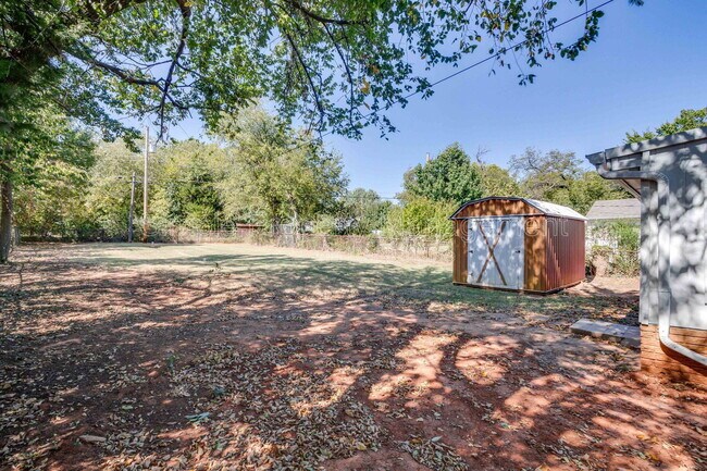 Building Photo - 813 S Midwest Blvd