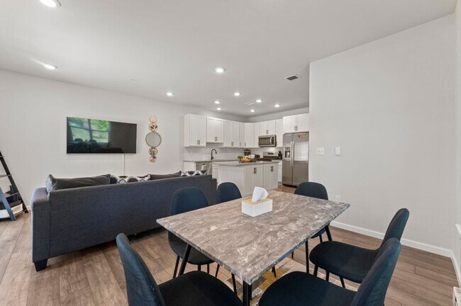 Building Photo - Elegant 3-Bedroom Home in Isaac Court. Available the Second Week of October!