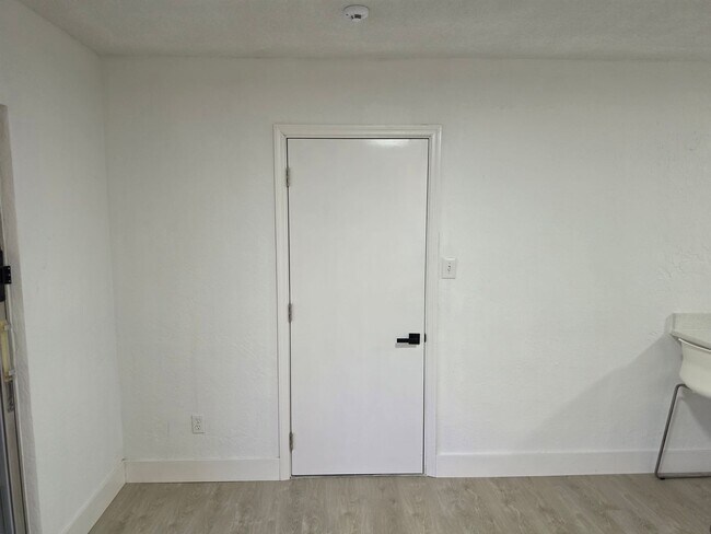 Building Photo - FOR RENT!!! SIMPLY STUNNING AND SPACIUS 3 BED 2 BATH SINGLE FAMILY HOME..