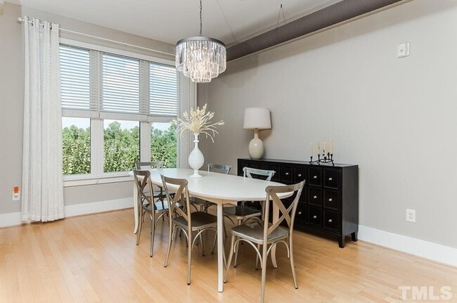 Open-plan living with a dining and living area - 300 Finsbury St