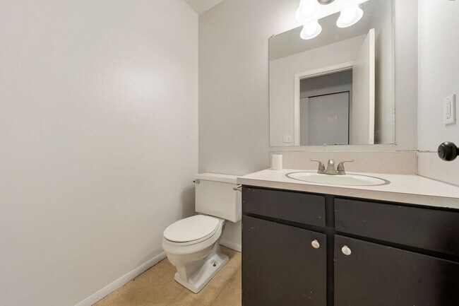 Building Photo - Murray Cul-de-sac Side by Side Duplex with New Carpet and Paint