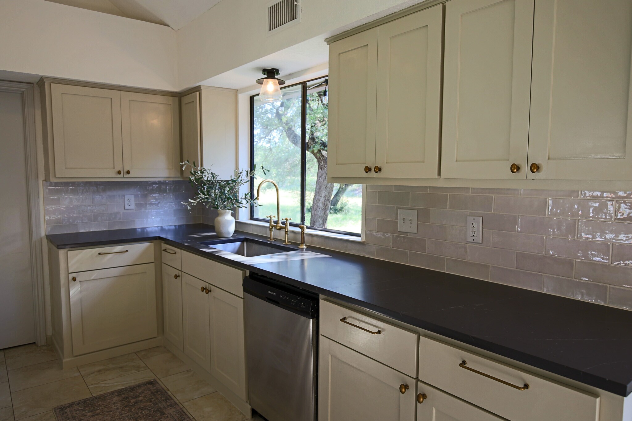 Building Photo - 708 Cowal Dr S