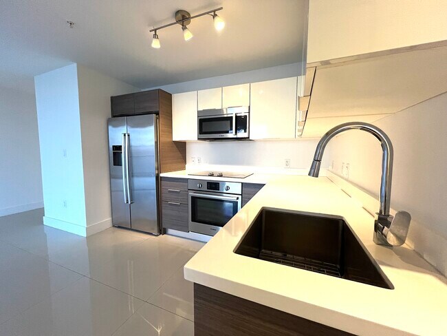 Building Photo - 1010 SW 2nd Ave