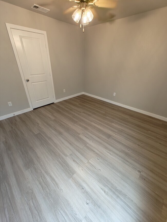 Building Photo - 3 bed 2 bath in Lone Star Trails!