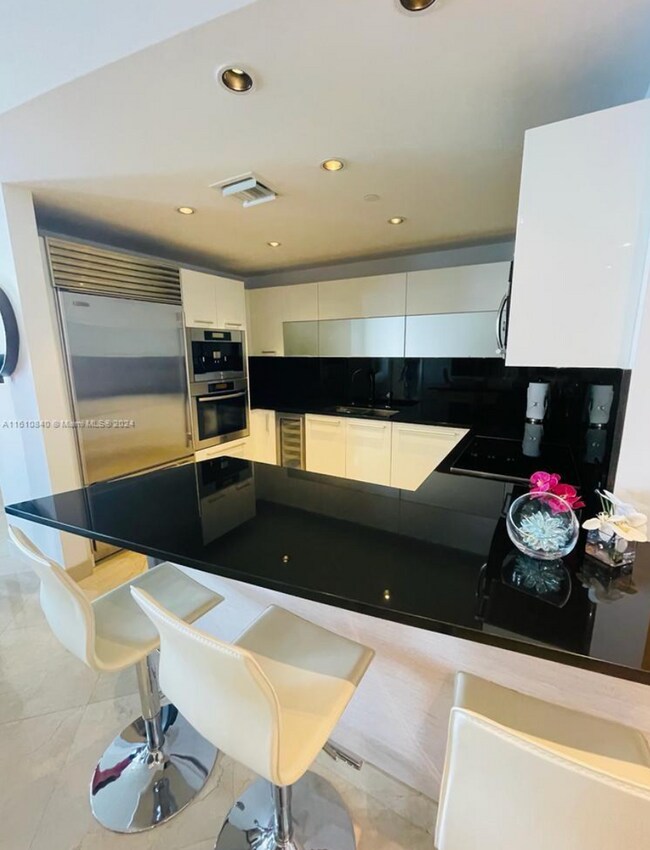 Building Photo - Breathtaking views from this fully furnish...