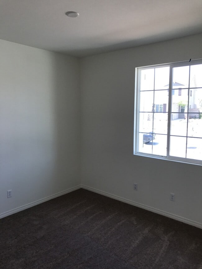 Building Photo - 5 bed home in RiverBend community, Eastval...