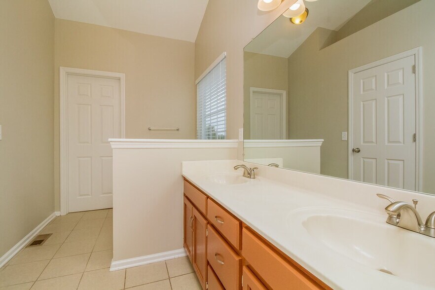 Building Photo - 208 Chandler's Pass Ct