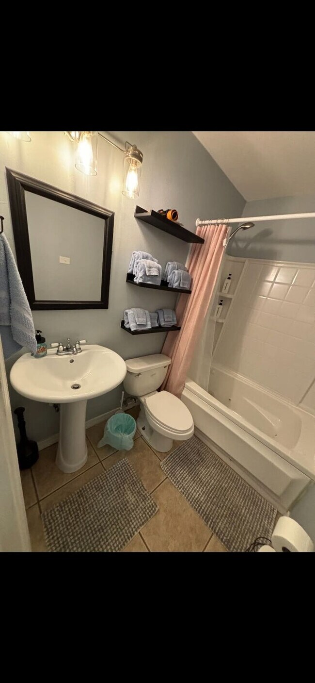 Building Photo - 2 Mead Dr