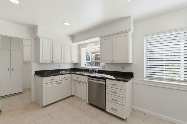Building Photo - Move-In Ready Blossom Hill Gem – New Bathrooms and many upgrades!