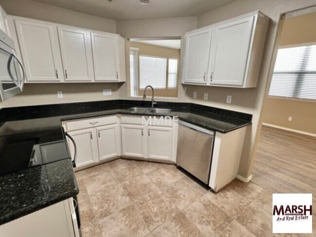 Building Photo - Beautiful 2 bedroom home with community po...