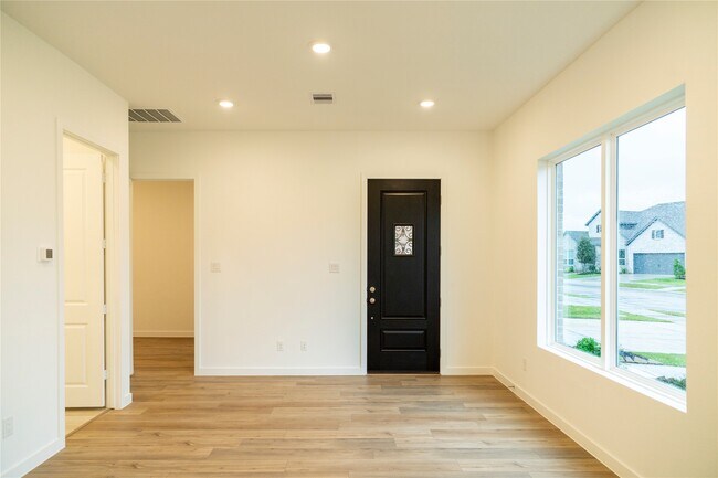 Building Photo - 31026 Sun Vly Dr