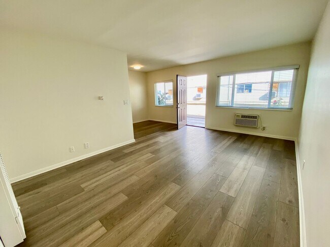 Building Photo - Beautifully Upgraded 1 Bedroom / 1 Bathroom Apartment Available Now!