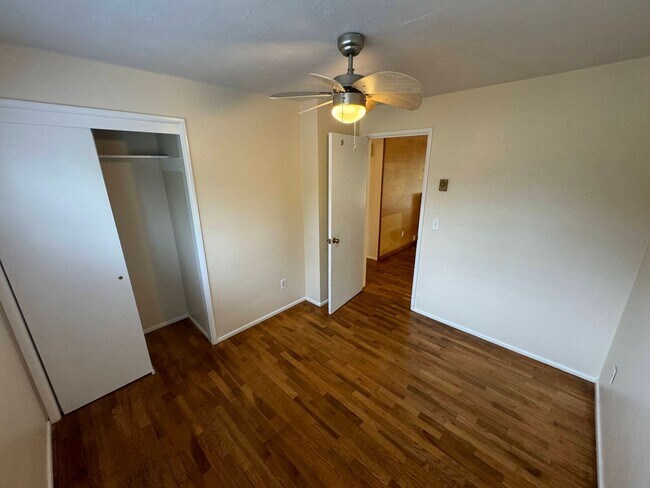 Building Photo - 3+ Bedroom House in Friendly Area