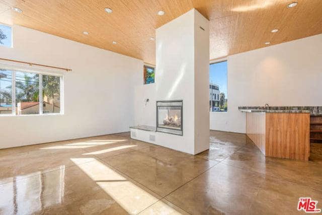 Building Photo - 2452 Penmar Ave