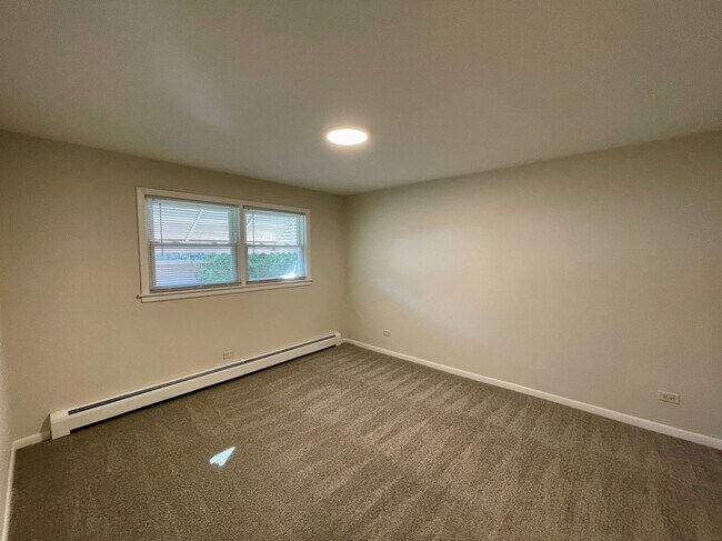 Building Photo - Freshly Renovated 3-Bed in Jefferson Park – In-Unit Laundry & Modern Upgrades!
