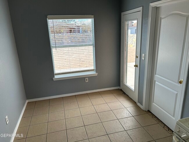 Building Photo - 609 Desierto Bonito St