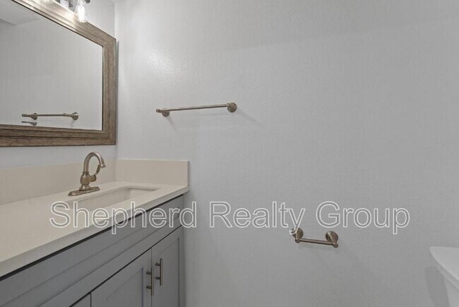 Building Photo - 405 Pioneer Dr