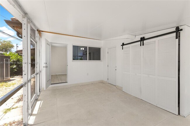 Building Photo - 911 NE 17th Ct