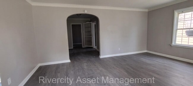 Building Photo - 2386 Larose Ave