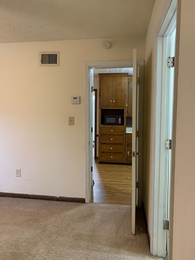 Building Photo - 1 Bedroom condo- Steps away from UGA! Available early August 2026
