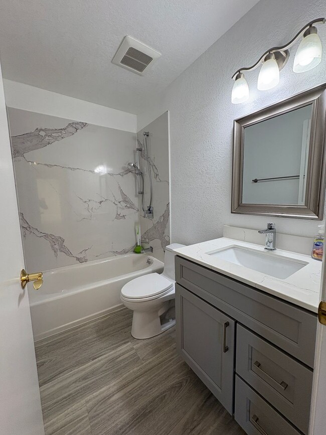 Building Photo - Charming Townhouse Located In Foster City Available Now!