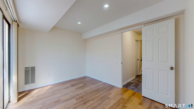 Building Photo - 825 Hope St