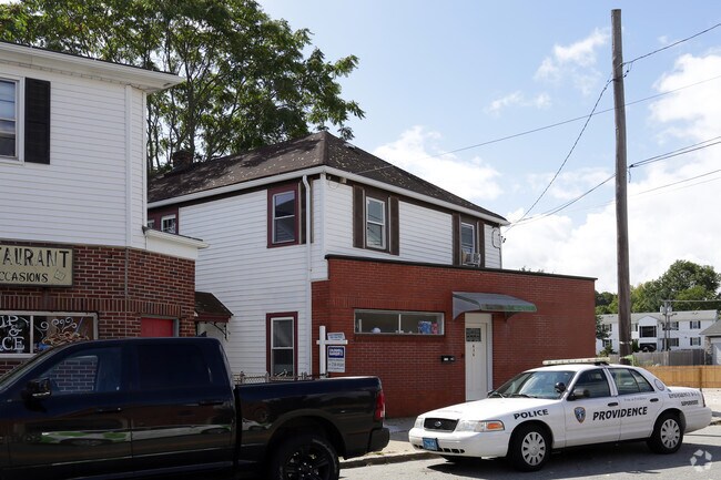 Building Photo - 636 Hartford Ave