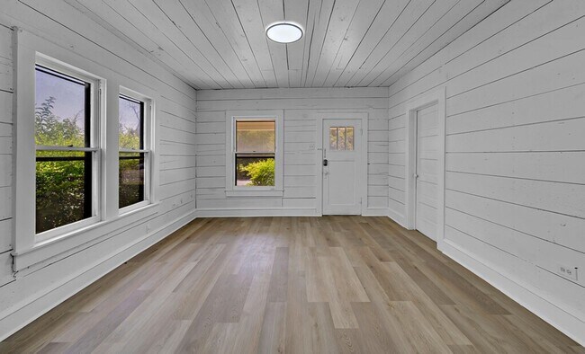 Building Photo - Spacious 3 Bed - 1 Bath House Near Downtown