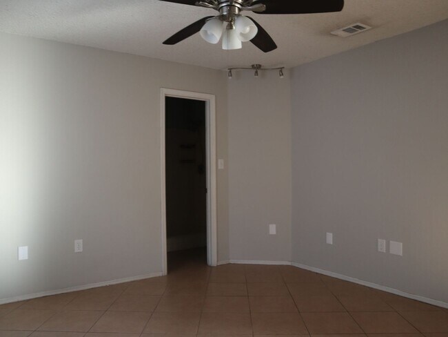 Building Photo - Move in condition 3 Bedrooms 2 Bath Carole Arcaro 386-216-4900 Deltona Lakes Realty