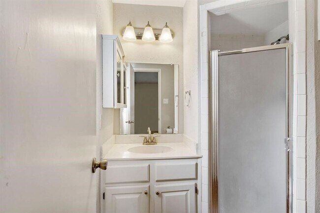 Building Photo - 2106 Rycroft Dr