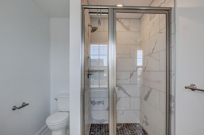 Building Photo - Fresh and so Clean Clean Close to Everything!