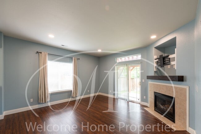 Building Photo - Beautiful 3 Bedroom Home With Fenced Backy...