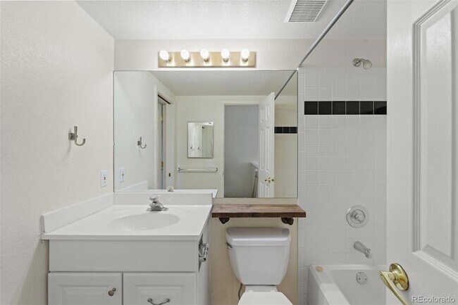 Building Photo - 6082 Colony Cir