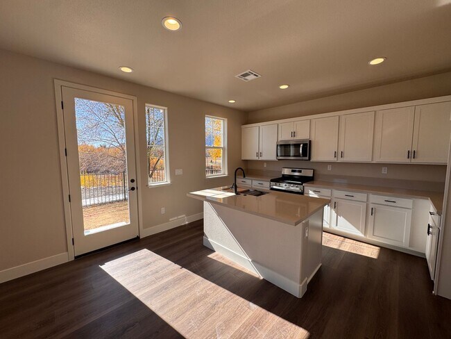 Building Photo - NEW! 3/2.5/2 Townhome in Gardnerville