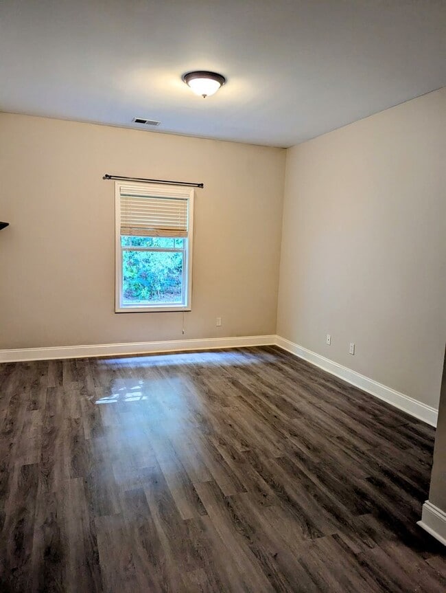 Building Photo - *Rent Special* 3 bedroom 2 bath home on th...