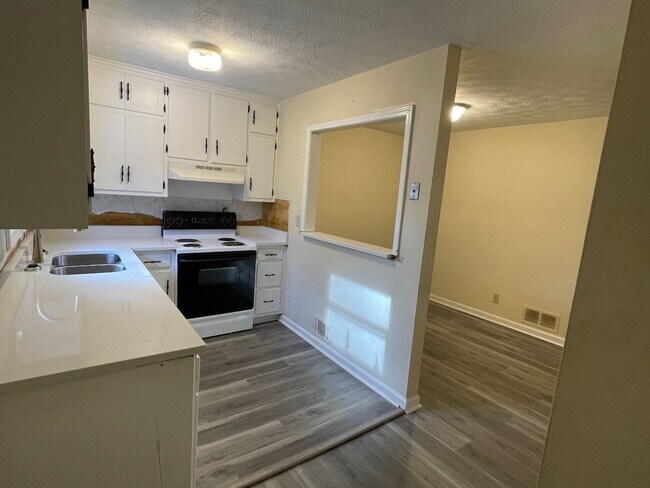 Building Photo - Valley Dale Ct