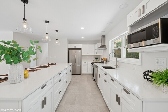 Building Photo - 30 Crescent Dr