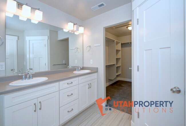 Building Photo - 4963 W Sarasota Ln