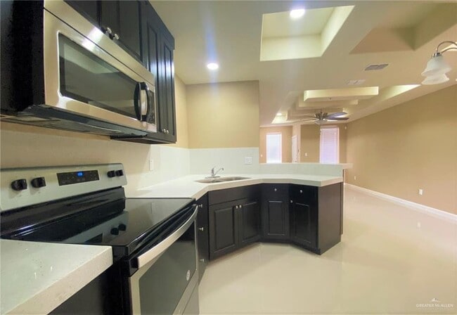 Building Photo - 27 E Pineridge Ave