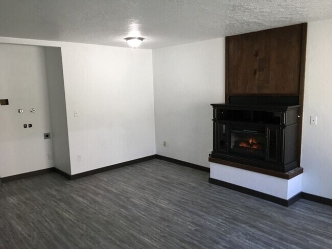 Building Photo - Larry Duplex