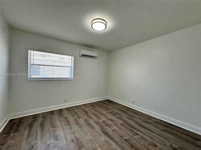 Building Photo - 1411 N Dixie Hwy