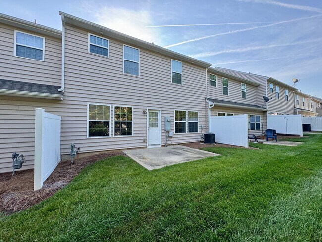 Building Photo - 3BR/2B Townhome in Great Ballantyne Location