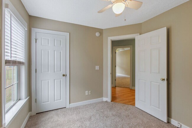 Building Photo - Adorable Ranch Home With Garage and Screen Porch!