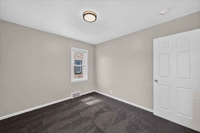 Building Photo - Charming 3-Bedroom Bungalow for Rent in Lincoln Park