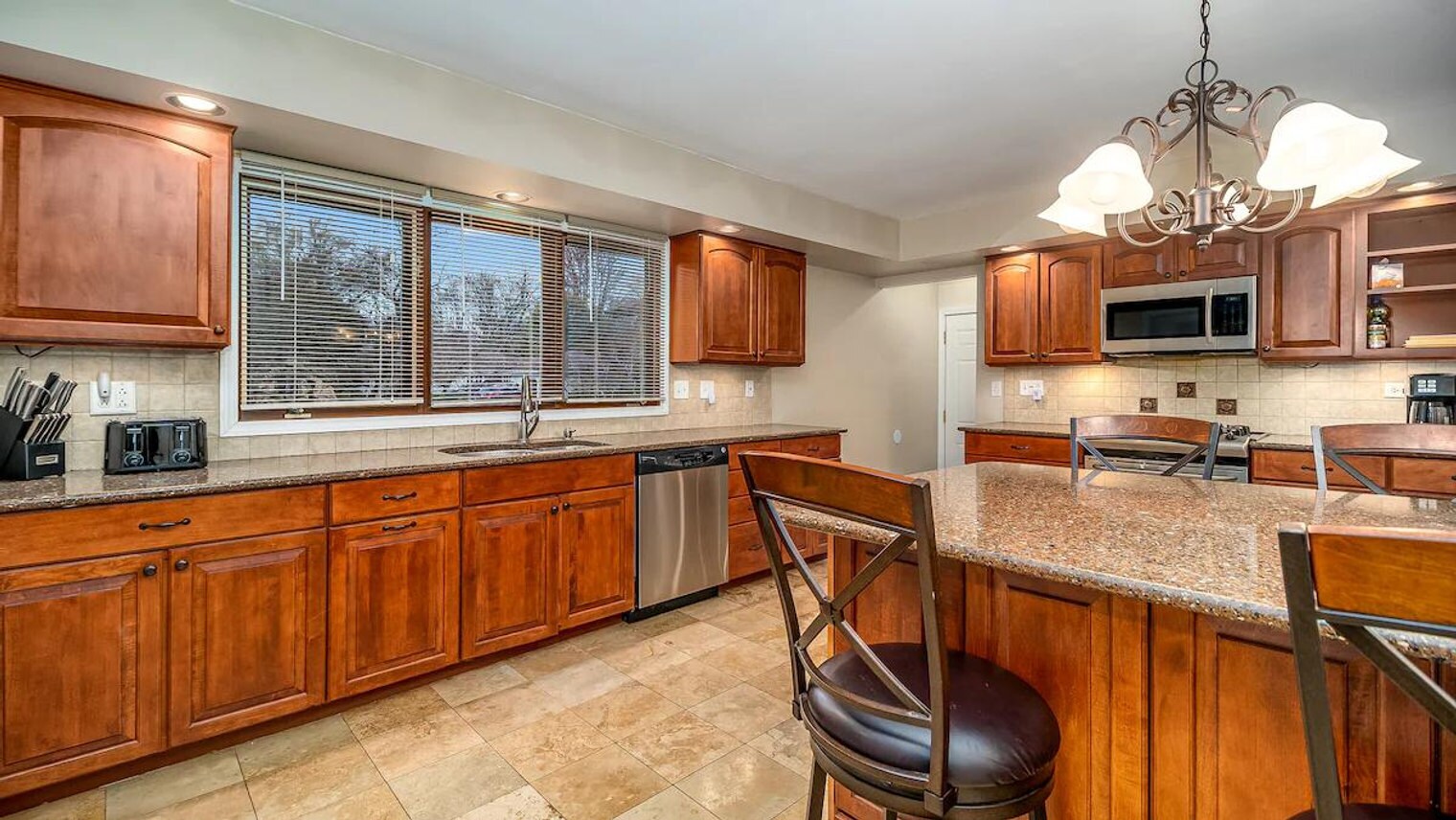 Building Photo - 908 Arthur Dr