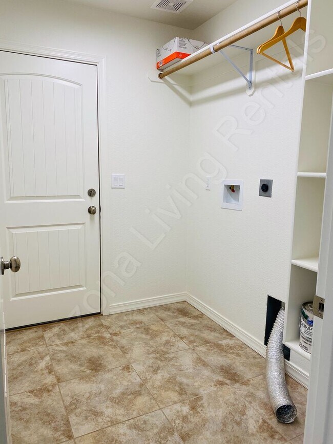 Building Photo - BEAUTIFUL 3 BEDROOM 2 CAR GARAGE HOME