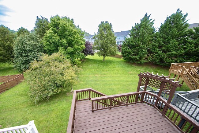 Building Photo - Modern Comfort Meets Everyday Convenience in this Stunning Forest Hill Townhome with 3 Beds & 3.5...