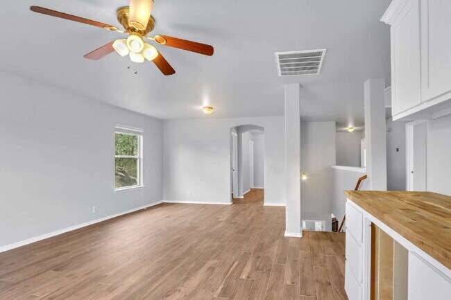 Building Photo - "Spacious 6-Bedroom Haven with 4 Full Baths and Hot Tub!"
